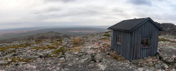 Noodgevallen Hut in toendra in Urho Kekkonen Nationaal Park — Stockfoto