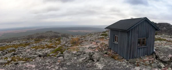 Sürgősségi kunyhó a Tundra az Urho Kekkonen Nemzeti Park — Stock Fotó