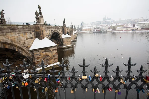 Charles Bridge and Prague Castle in Winter with Padlocks in Foreground — Stock Photo, Image