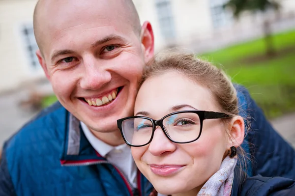 Hübsche Frau mit Brille und Mann. — Stockfoto