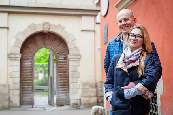 Paar glücklich jung auf Date. — Stockfoto