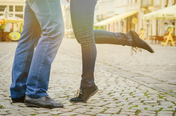 Männliche und weibliche Beine bei einem Date — Stockfoto