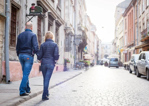 Paar glücklich jung auf Date. — Stockfoto