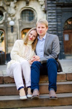 kucaklayan basamaklarında oturan