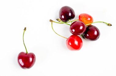 Beyaz arka planda olgun kirazlar