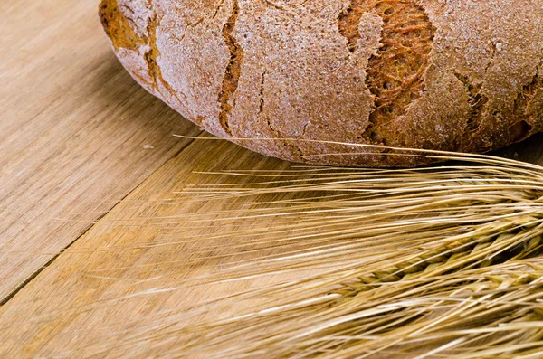 Roggebrood op een houten tafel — Stockfoto