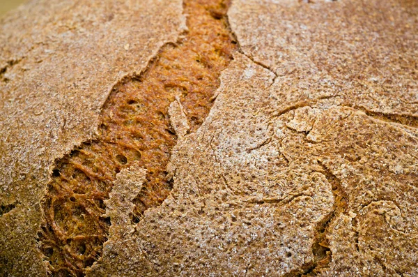 Žitný chléb na dřevěný stůl s zralé klasy whea — Stock fotografie