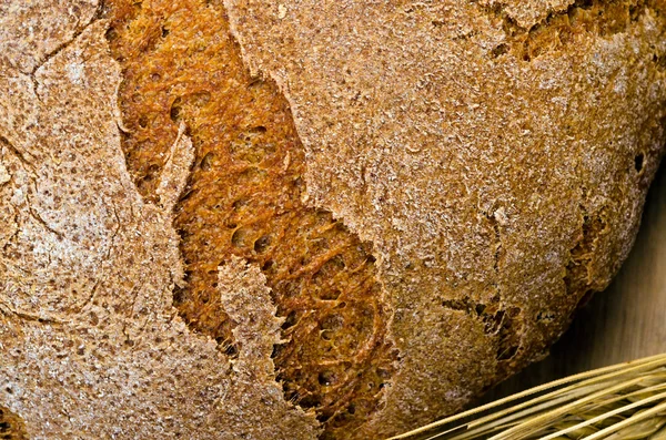 Ronde brood van roggebrood op een houten tafel — Stockfoto