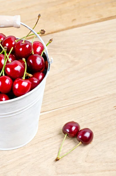 Cerezas maduras en un cubo —  Fotos de Stock