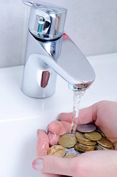 Wash basin and running water from the tap in chrome bathroom — Stock Photo, Image