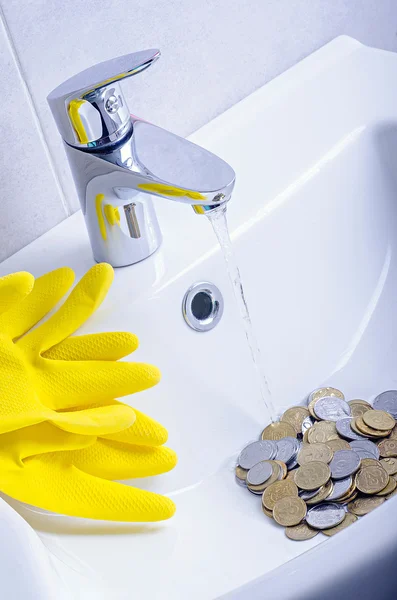 Wash basin and running water from the tap in chrome bathroom — Stock Photo, Image