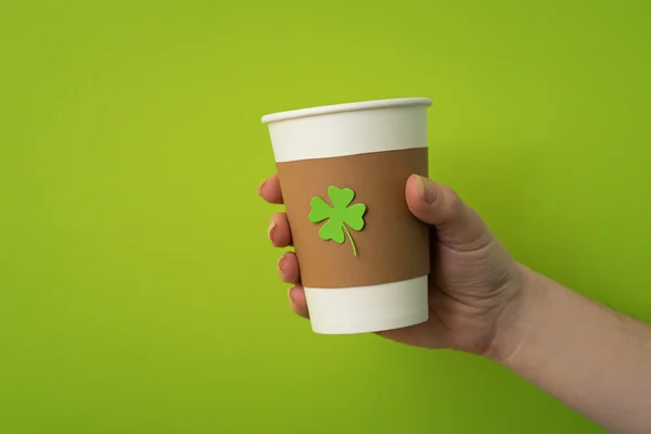 Tasse zum Mitnehmen mit Shamrock — Stockfoto