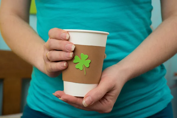 Odnést pohár s shamrock — Stock fotografie