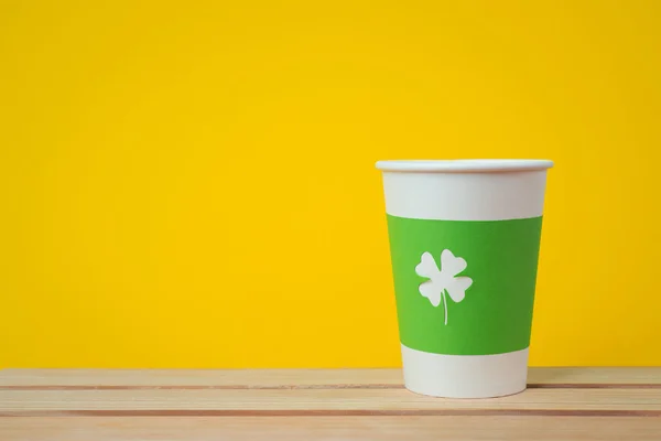 Disponibel cup med shamrock — Stockfoto