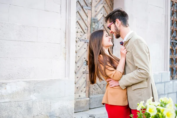 Couple dating in city — Stock Photo, Image