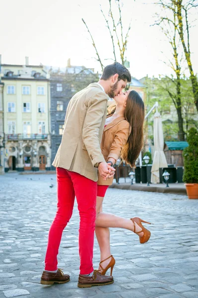 Namoro casal na cidade — Fotografia de Stock