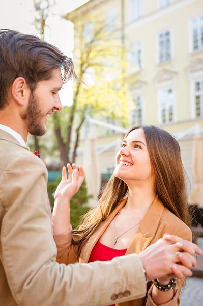 Namoro casal na cidade — Fotografia de Stock