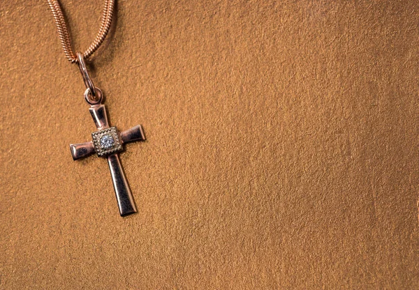 Krzyż na łańcuchu — Zdjęcie stockowe