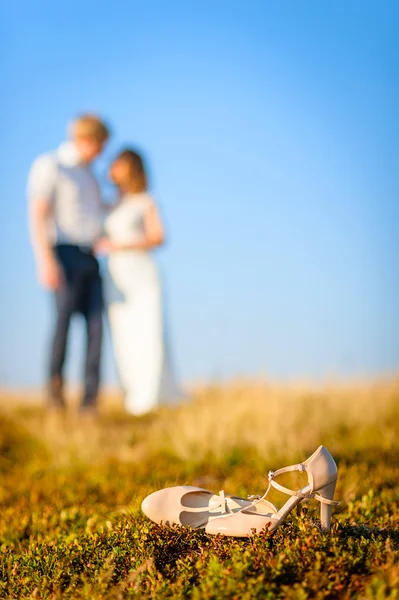 Bröllop par poserar — Stockfoto
