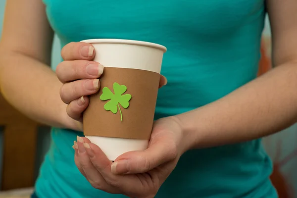 Odnést pohár s shamrock — Stock fotografie