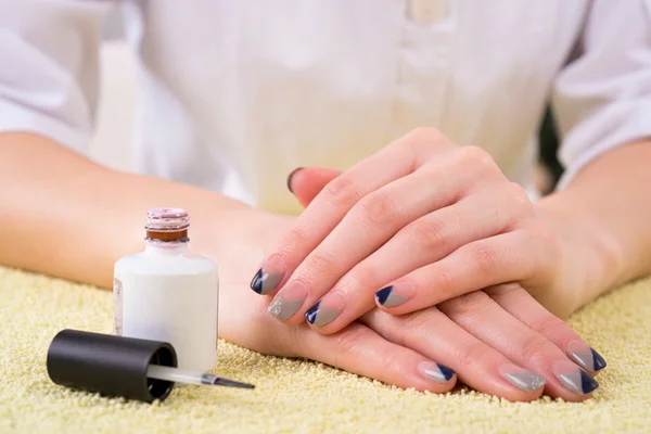 Manicure unha mulher — Fotografia de Stock