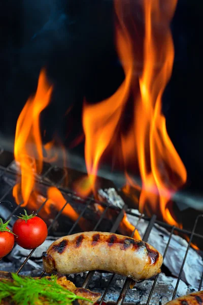 Salchichas a la parrilla en la parrilla. — Foto de Stock