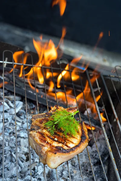 Bife de vaca na grelha — Fotografia de Stock