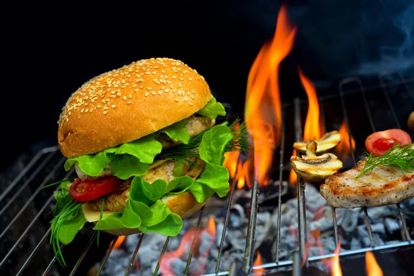 Sanduíche com hambúrguer de frango, tomate, queijo e alface — Fotografia de Stock