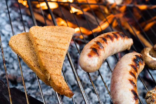 Salsicce sul barbecue — Foto Stock