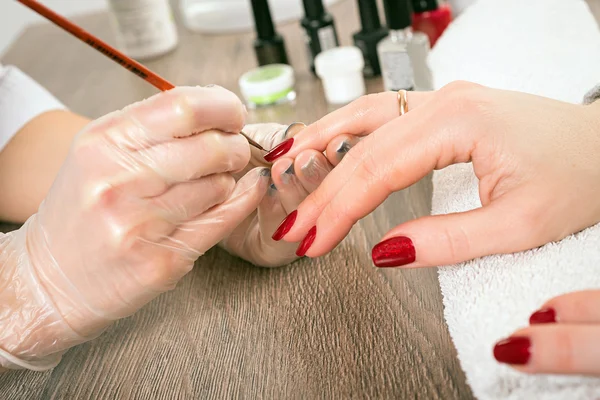 Esteticista de manicure profissional — Fotografia de Stock