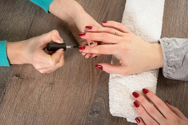Professionele manicure schoonheidsspecialiste — Stockfoto