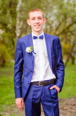 Mavi takım elbiseli damat