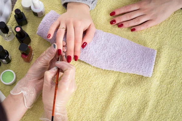 Estetista manicure professionale — Foto Stock