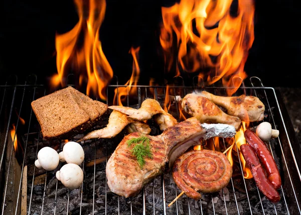 Bife em um churrasco — Fotografia de Stock