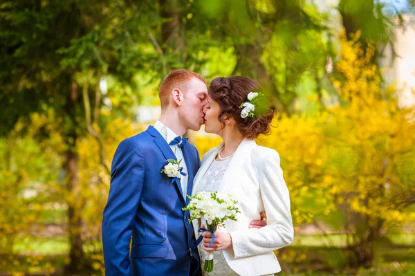 Par kiss i en skog — Stockfoto