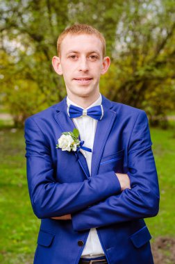 Mavi takım elbiseli damat