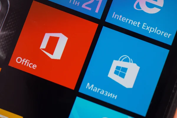 Office アプリ アイコン画面を持つ携帯電話 — ストック写真