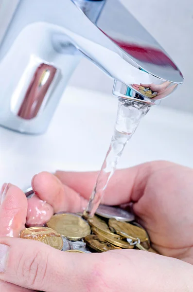 Wash basin en stromend water uit de kraan in chrome badkamer — Stockfoto