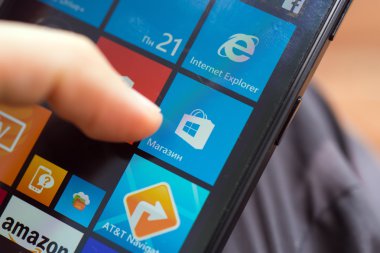 telefon ekran üzerindeki mağaza simgesiyle
