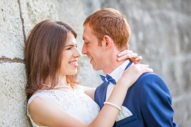 Gülümseyen genç çift