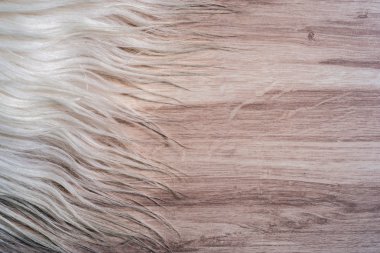 ahşap arka plan üzerinde kürk