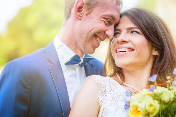 Jovem casal sorrindo — Fotografia de Stock