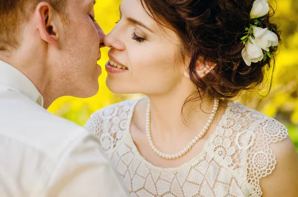 Casal beijo em uma floresta — Fotografia de Stock