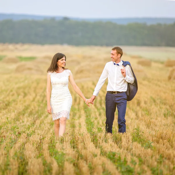 Casal andando em campo . — Fotografia de Stock