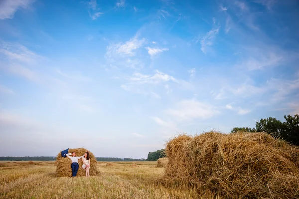 Couple at rural haystacks — Stock Photo, Image