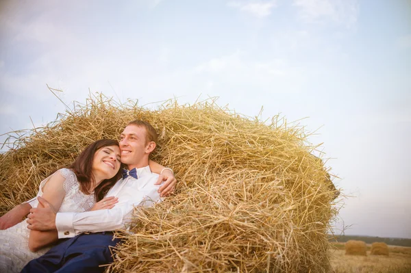 Casal em palheiros rurais — Fotografia de Stock