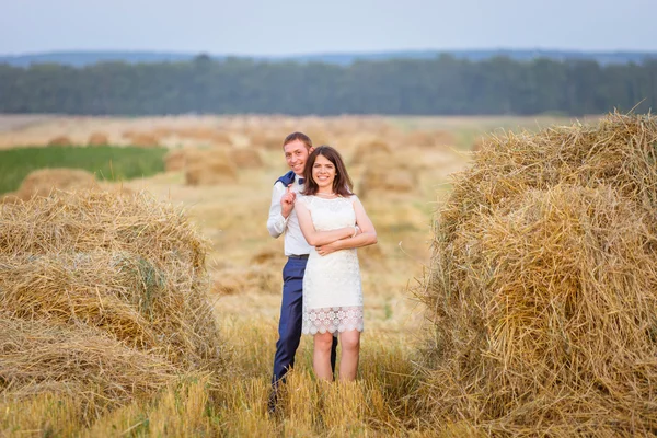 Casal andando em campo . — Fotografia de Stock