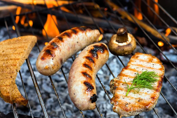 Worsten op de barbecue — Stockfoto