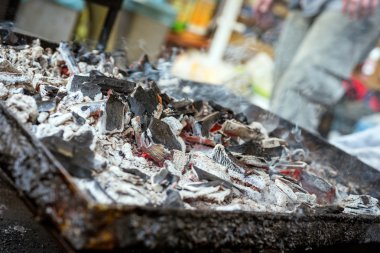 Yanan kömür ile barbekü ızgara