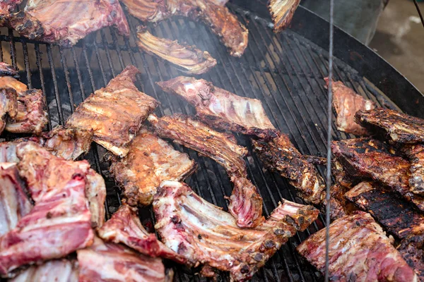 Grilled pork ribs on the grill. — Stock Photo, Image